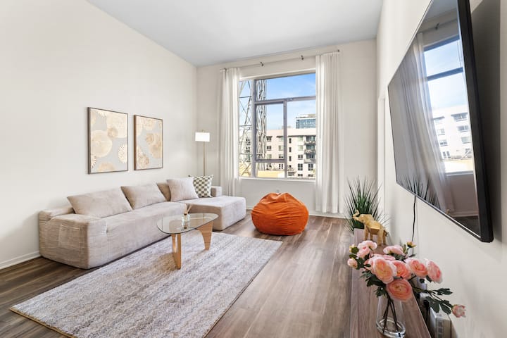 Sunny 2br/2ba •Pool & Parking •Prime Weho Location - West Hollywood, CA