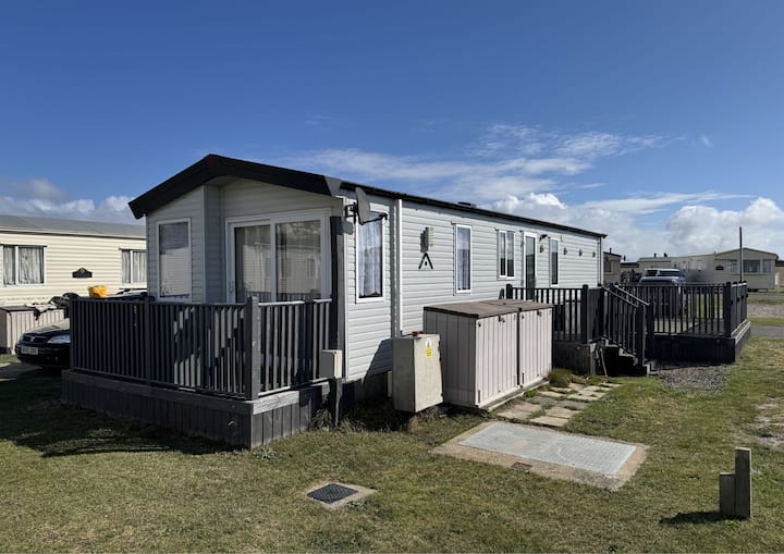 Homely Caravan With Large Decking, Ref 40119and - Lowestoft