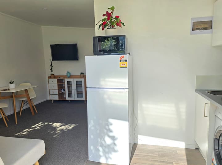 Cozy Private Sleepout Retreat - Lower Hutt