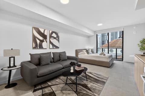 Top Airbnb: Bright Studio | Pool & Gym | Free Parking in Government Center