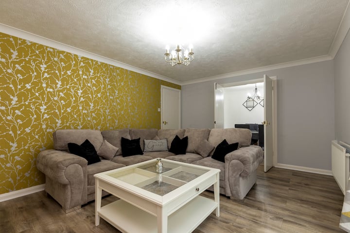 Spacious 4-bed Home Near Gatwick - Crawley