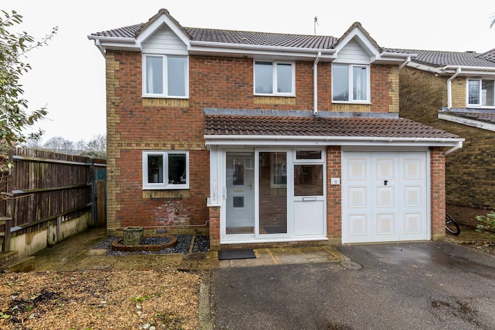 Spacious 4-bed Home Near Gatwick - Crawley