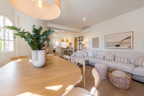 Anuncio de Airbnb popular: Vacalm Villa Judit | Beachfront | Pool | Spa | BBQ en Mont Roig Del Camp