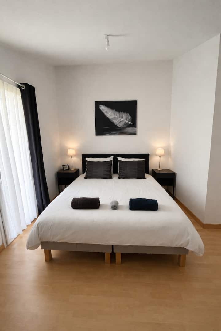La habitación 1 tiene una cama de matrimonio de 160 × 200 cm, 2 mesitas de noche con espacio de almacenamiento, un armario ropero y una cómoda. Se proporciona ropa de cama.