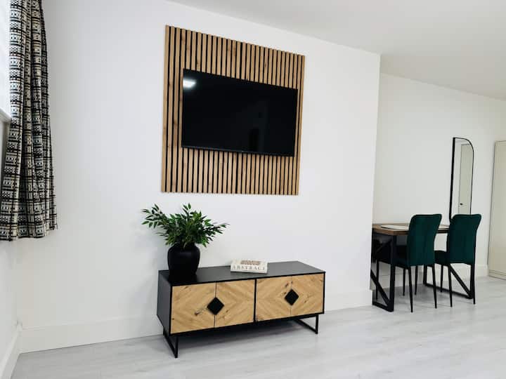 Modern Executive Studio 1 | Central Swindon - Swindon