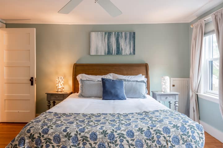 Relájese y descanse en este dormitorio sereno y cuidadosamente decorado, diseñado para la comodidad y el descanso. Con su ambiente tranquilo y sus detalles encantadores, este espacio es perfecto para disfrutar de una noche de sueño reparador.