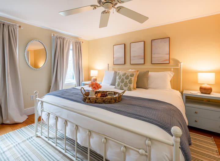 La acogedora cama está vestida con sábanas suaves y realzada con texturas cálidas, lo que crea un lugar acogedor para relajarse.