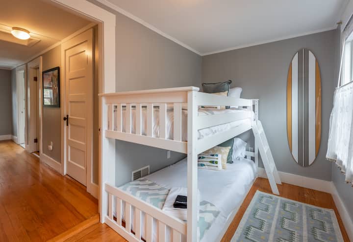 Habitación con literas acogedora y cuidadosamente diseñada, perfecta para niños o huéspedes adicionales.