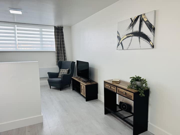 Modern Executive Studio 2 | Central Swindon - Swindon