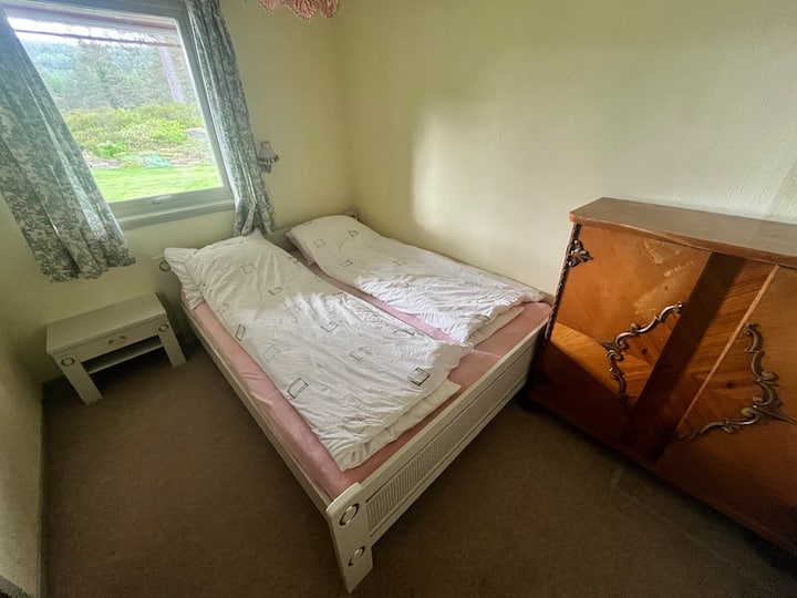 O quarto com uma cama de casal também tem espaço para um colchão