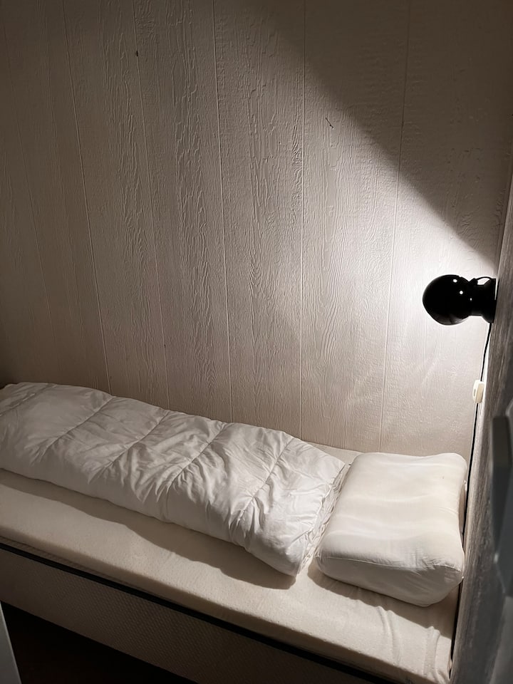 Uma cama extra em um pequeno quarto