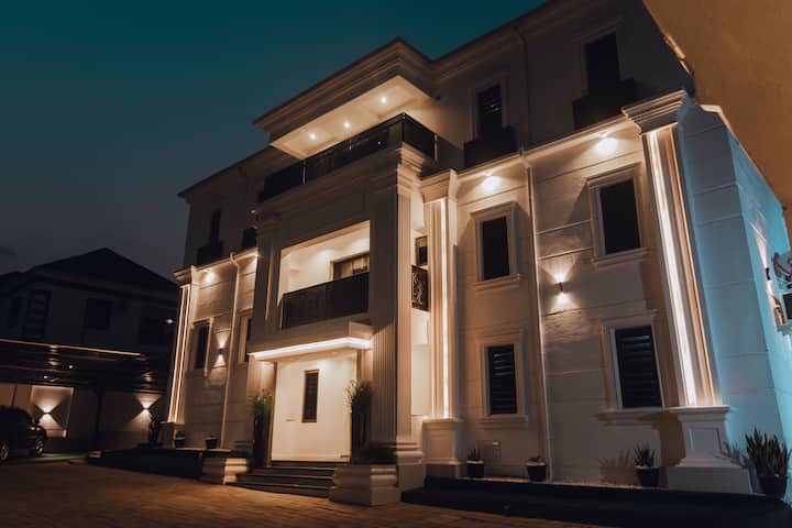 A Luxury Apt -Breakfast, Pool, Gazebo, Gym, Tennis - Nigeria