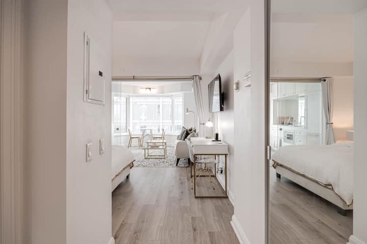Lux 1br Yorkville Condo, Fast Wifi And Work Desk - Toronto