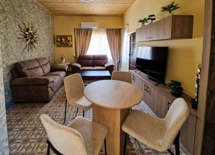 Spacious Central 2 Bedroom Apartment -Upper Floor - Larnaca