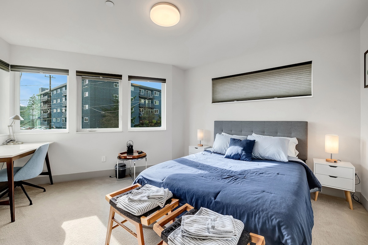 Bright & Cozy 2BR Townhouse – 97 Walk Score