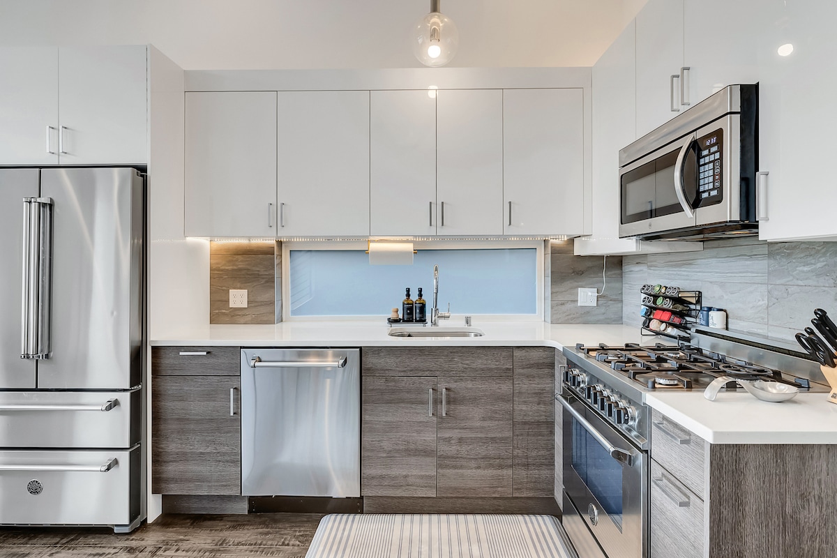 Bright & Cozy 2BR Townhouse – 97 Walk Score