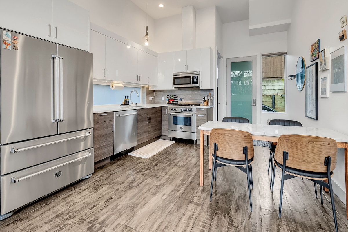 Bright & Cozy 2BR Townhouse – 97 Walk Score
