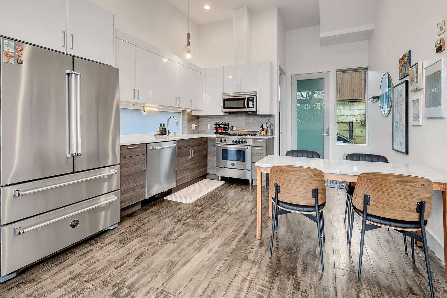 Bright & Cozy 2BR Townhouse – 97 Walk Score