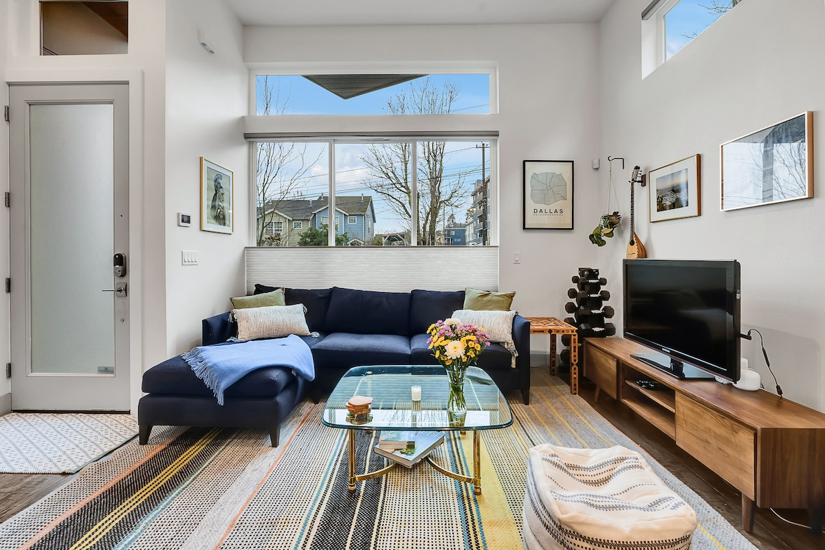 Bright & Cozy 2BR Townhouse – 97 Walk Score