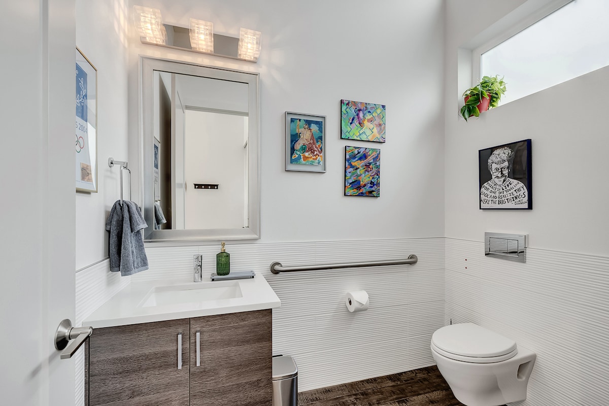 Bright & Cozy 2BR Townhouse – 97 Walk Score