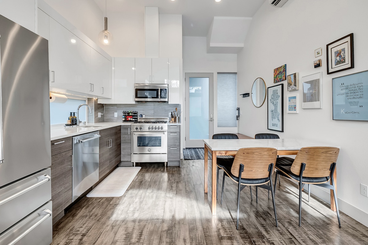 Bright & Cozy 2BR Townhouse – 97 Walk Score