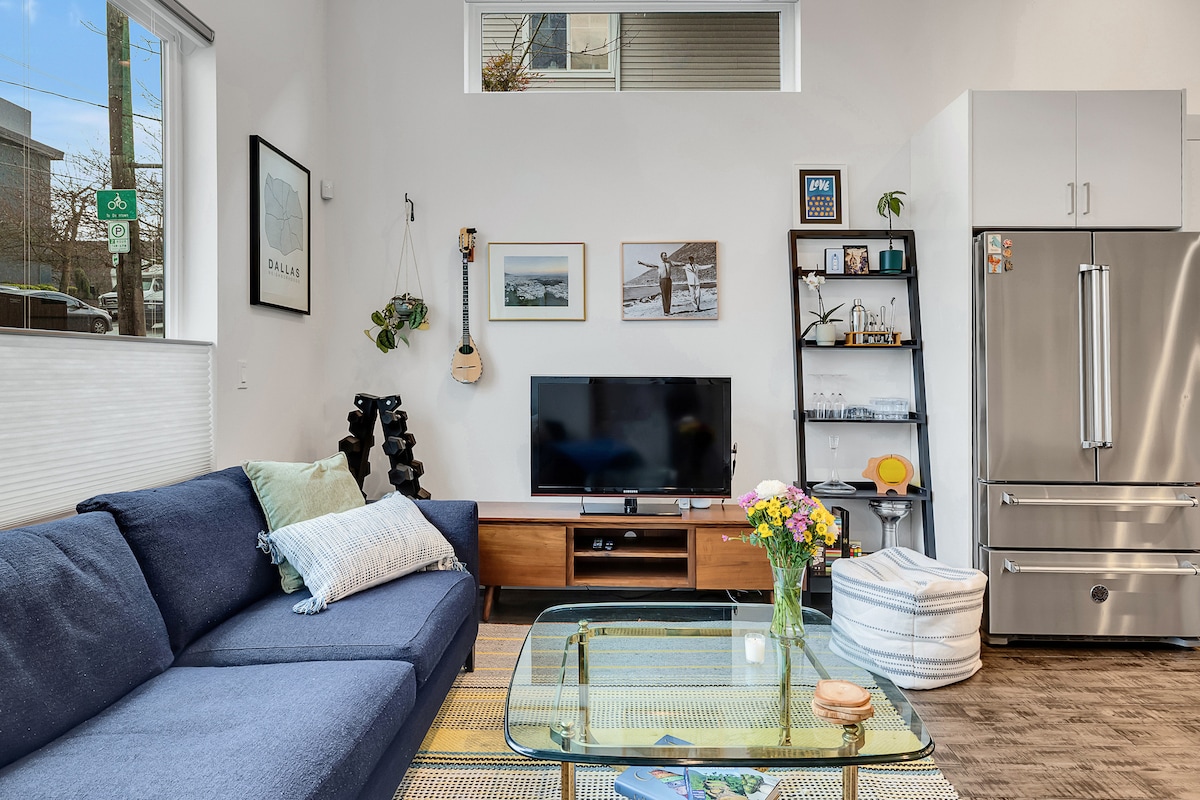 Bright & Cozy 2BR Townhouse – 97 Walk Score