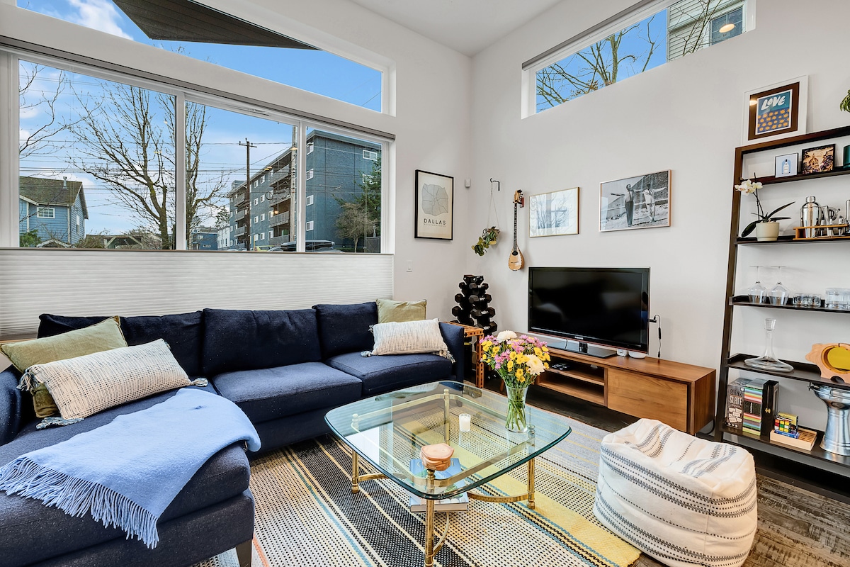 Bright & Cozy 2BR Townhouse – 97 Walk Score