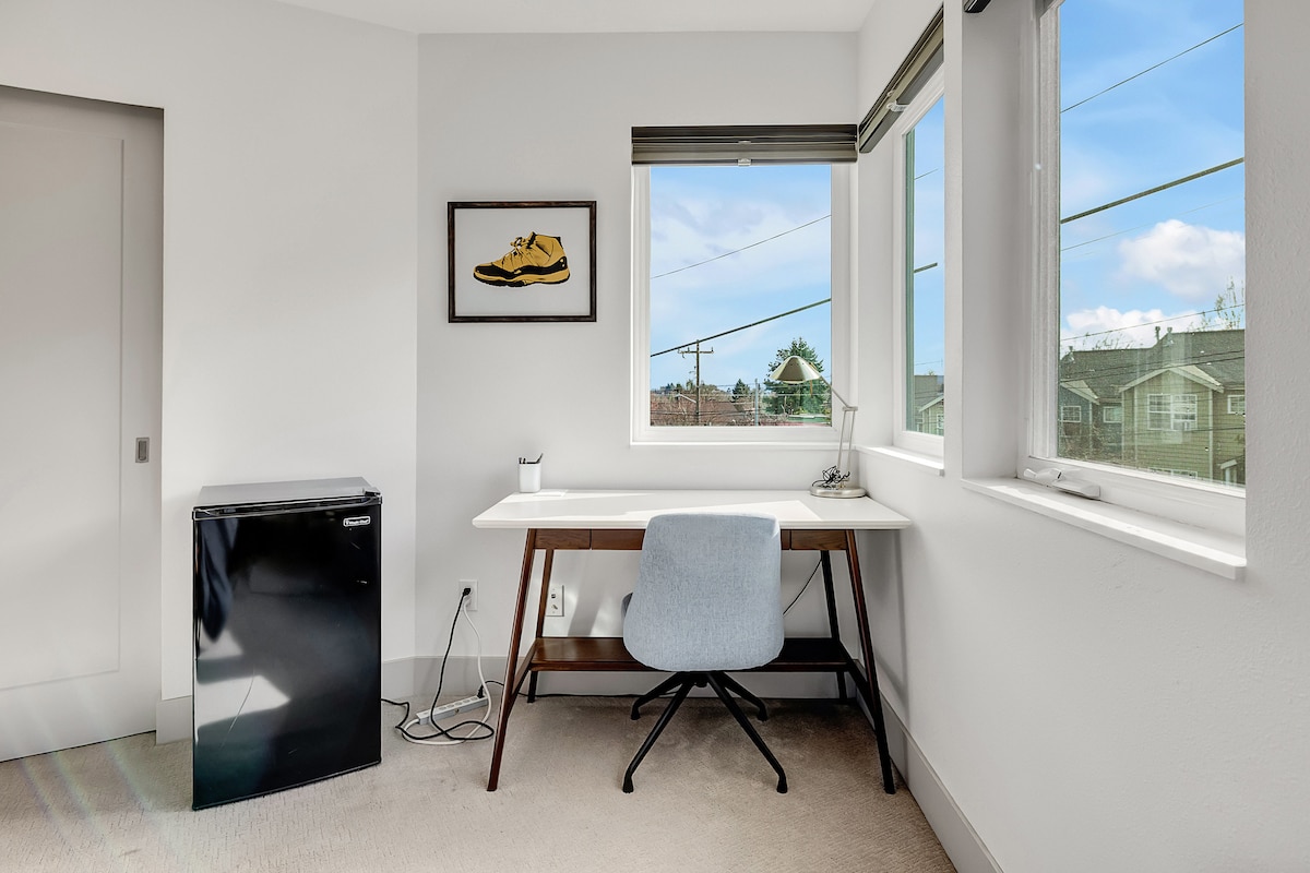 Bright & Cozy 2BR Townhouse – 97 Walk Score