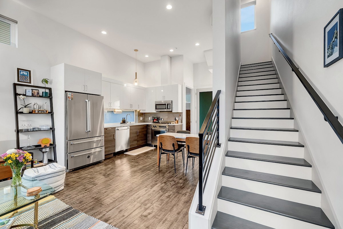 Bright & Cozy 2BR Townhouse – 97 Walk Score