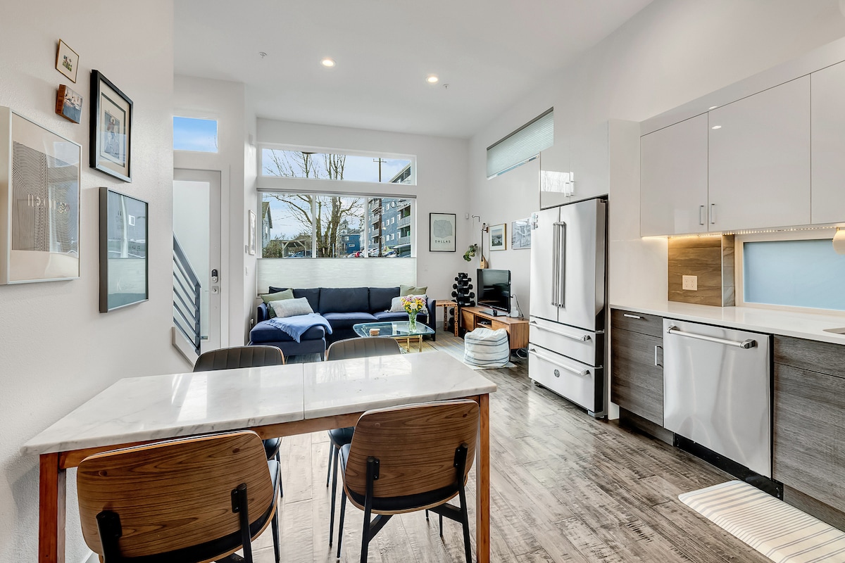 Bright & Cozy 2BR Townhouse – 97 Walk Score