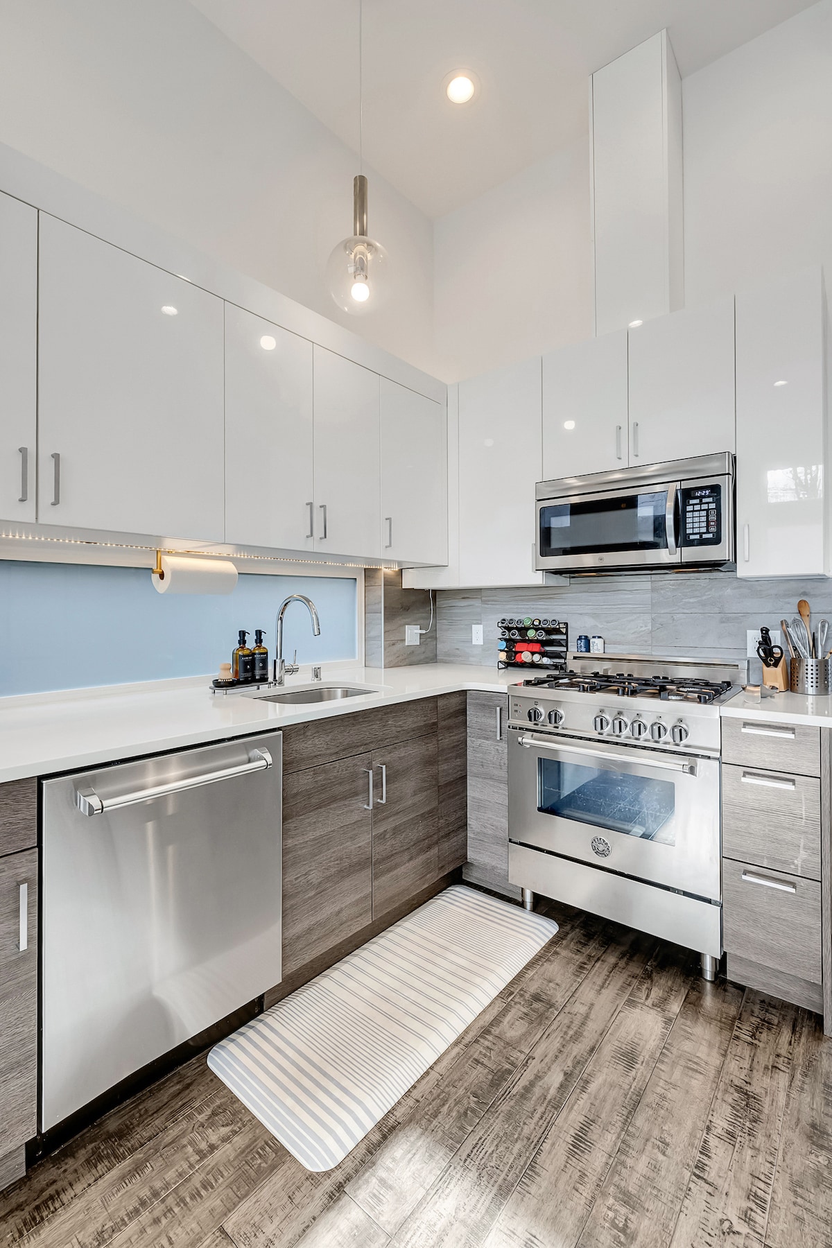 Bright & Cozy 2BR Townhouse – 97 Walk Score