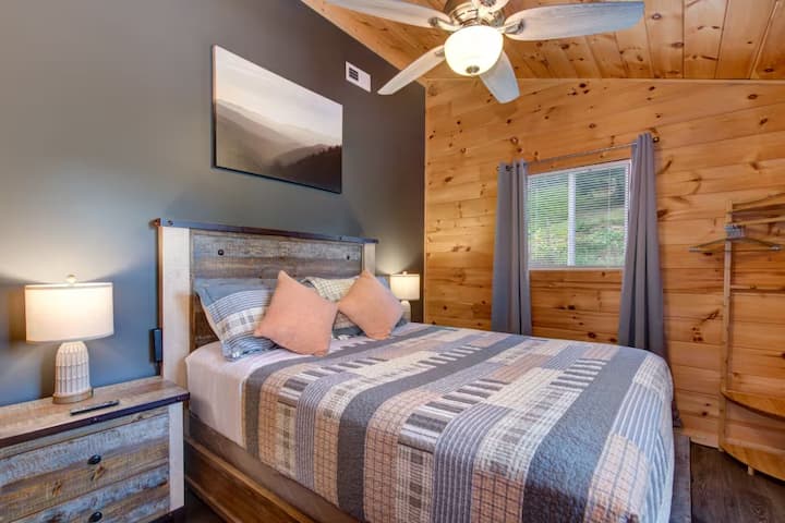 Sueño sereno: nuestra primera habitación Queen, con ropa de cama prémium y una paleta de colores neutros y tranquilos.