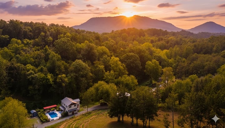5bdr Modern Farm Compound: Pool, Hot Tubs, Trails - Sevierville