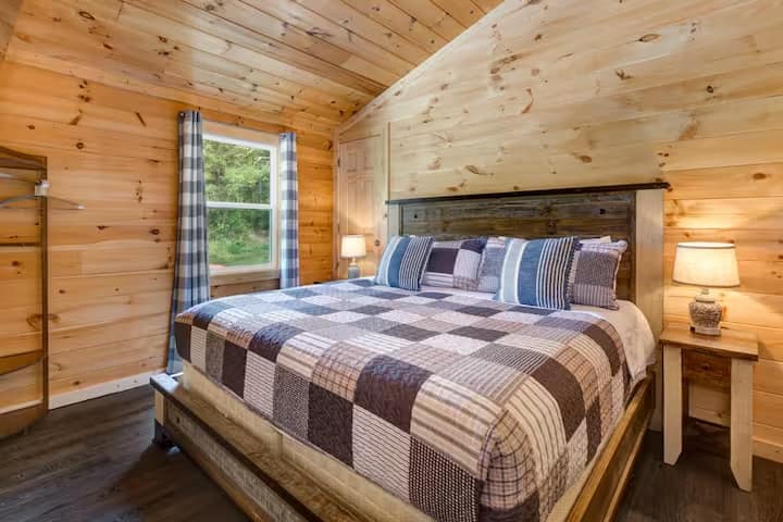 Nuestro tercer dormitorio, con una lujosa cama tamaño king como pieza central.