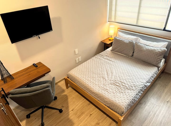 ห้องที่สองพร้อมเตียงขนาดใหญ่และโต๊ะทำงาน