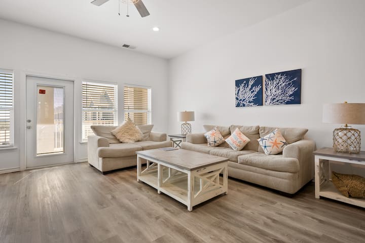 Ocean Views • Walk To Beach • Pool • 4.5 Baths - North Padre Island, TX