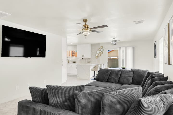 Kick Back In This Fresh Fully Renovated Home - North Las Vegas, NV