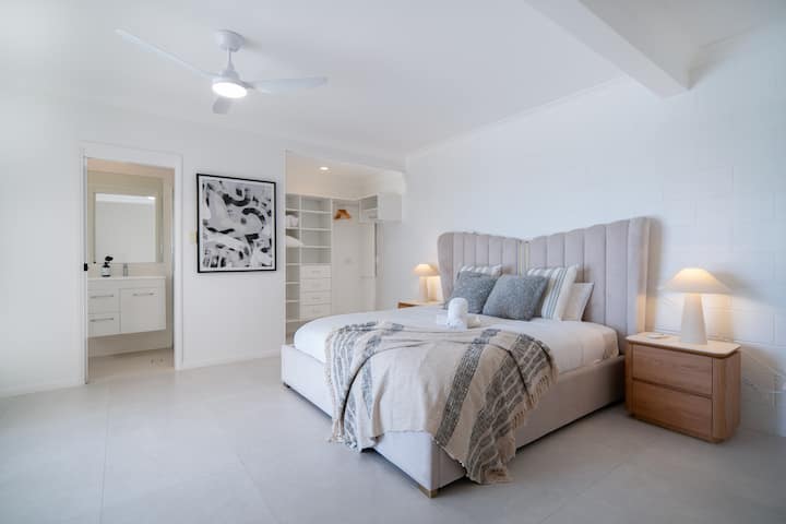 Cette chambre en bas offre un havre de paix lumineux, calme et moderne avec sa propre salle de bain privée.