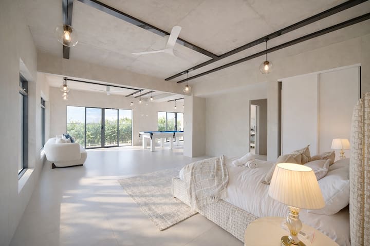 Avec ses hauts plafonds, ses douces brises marines et son fauteuil de lecture confortable, cet espace serein est conçu pour des matinées lentes, des après-midi paisibles et des nuits reposantes.
