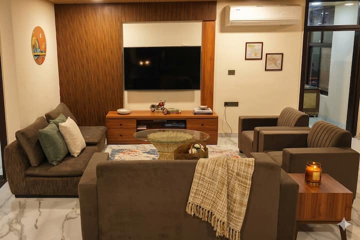 Luxury 5br Pool Villa W/ Bbq & Huge Lawn - Jaipur