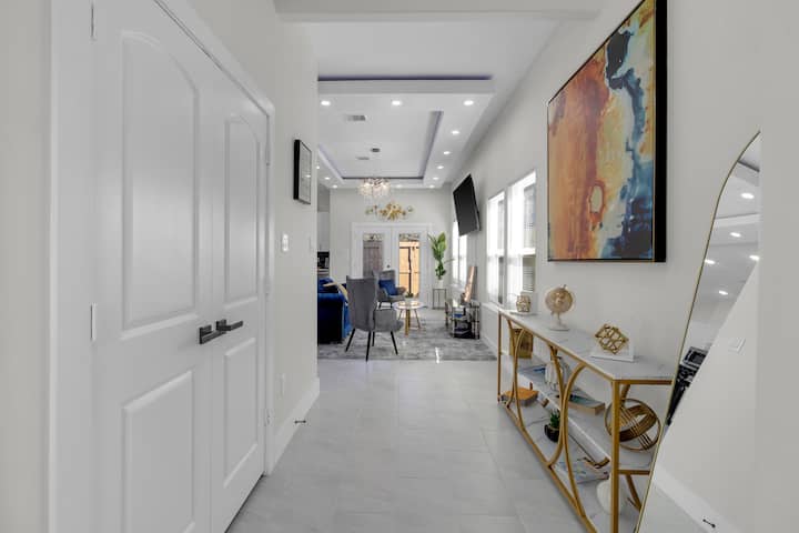 La Maison Julienne
4br/2.5ba Sleeps Up To 12 Gated - Houston, TX