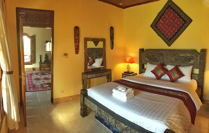 Chumba kikuu cha kulala kina kitanda na samani za East Timor zilizochongwa kwa mikono! Ya kipekee sana! 
Inaunganisha sebule 2 (au chumba cha kulala 3 kulingana na mpangilio) 
