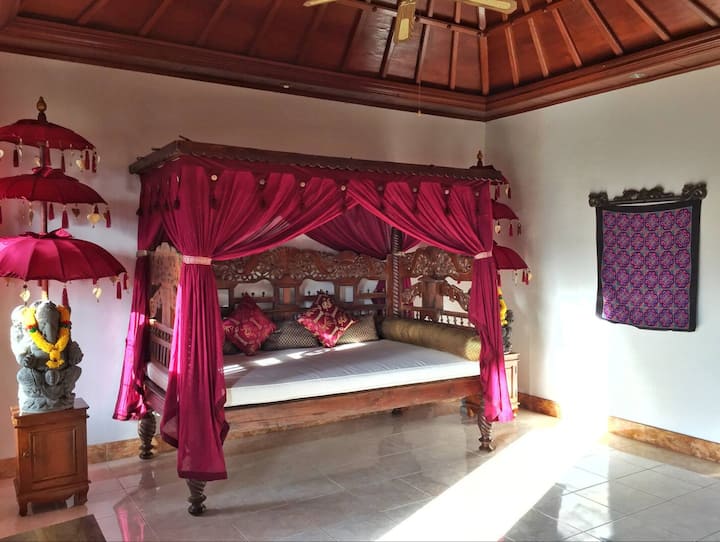 Chumba cha kulala cha 3 au Sebule ya 2 (kulingana na mpangilio). Na Televisheni ya Smart 55" 
Ikiwa imewekwa kama chumba cha kulala, inaweza kuwa na vitanda 2 vya mtu mmoja, kitanda hiki kizuri cha zamani ni mojawapo ya vitanda hivyo na tunaweza kuweka kitanda kingine.
