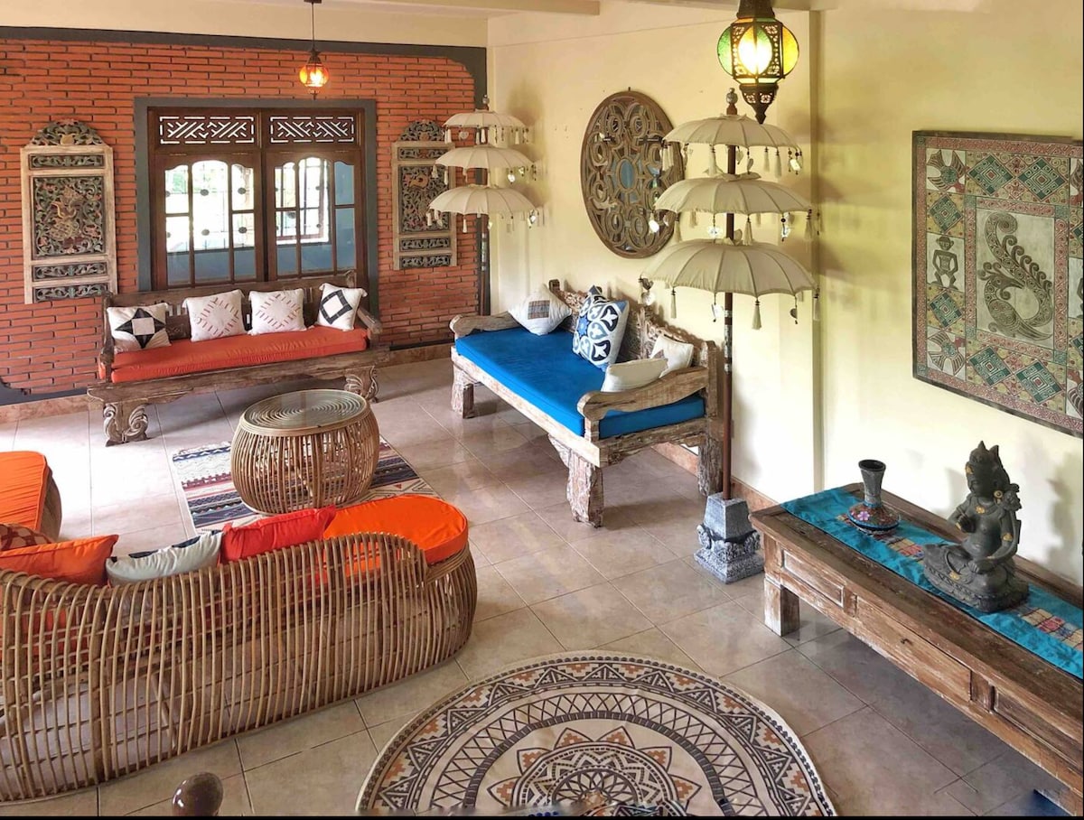 Villa in Ubud · ★4.33 · 3 bedrooms · 6 beds · 2 baths, Airbnb сравним