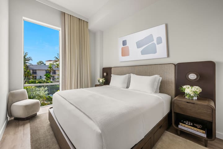 Chaque détail a été pensé, de la toile abstraite et de la tête de lit texturée aux draps Frette. La meilleure nuit de sommeil à Brickell.