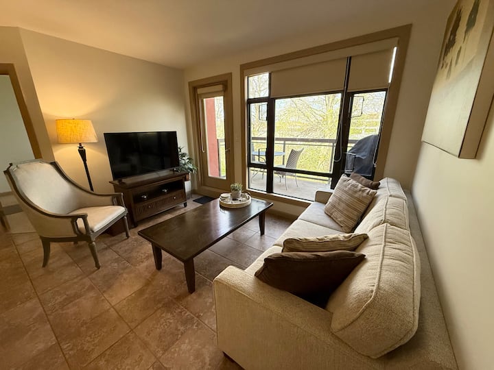 Cozy Condo | Steps To The Lake - Kelowna