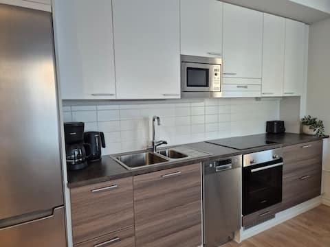 Top performing Airbnb: M&J Apartments Harbour | Fireplace | TV | Parking in Lutakko