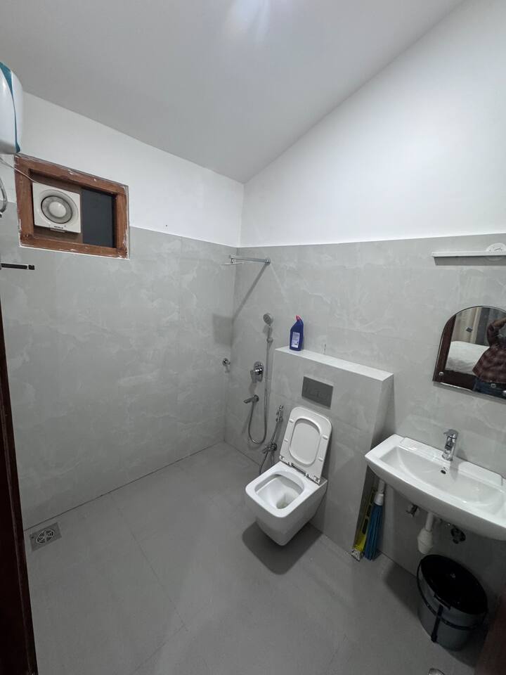 Full bathroom image 1