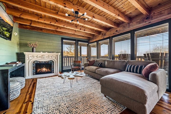 Spacious Cabin: Hot Tub, Game Room, Theater, Pets - Sevierville, TN