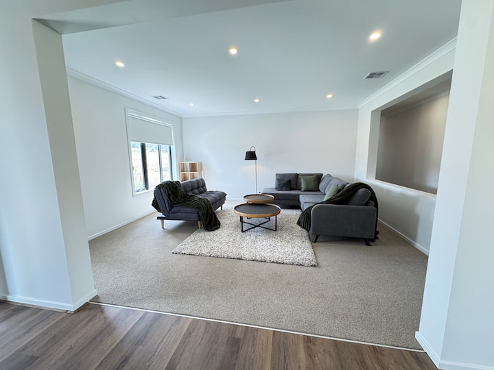 Spacious Luxury Home |8br Estate|private 16 People - Cranbourne